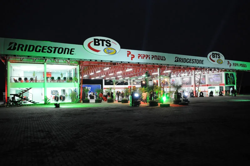 Fachada iluminada do Bandag Truck Service da Pippi Pneus em Santo Ângelo, na noite da inauguração