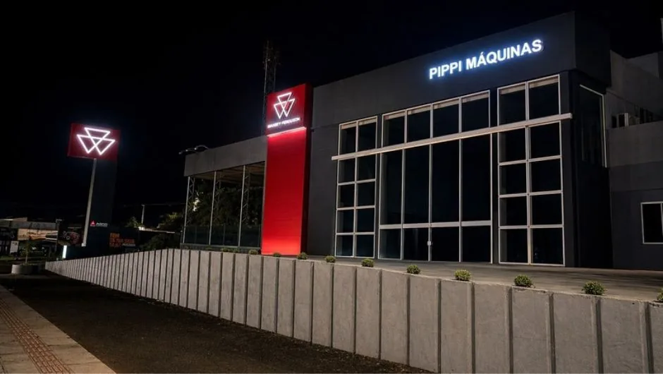 Fachada noturna da nova loja da Pippi Máquinas em São Miguel do Oeste